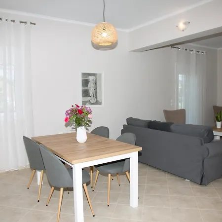Little Village Apartment *