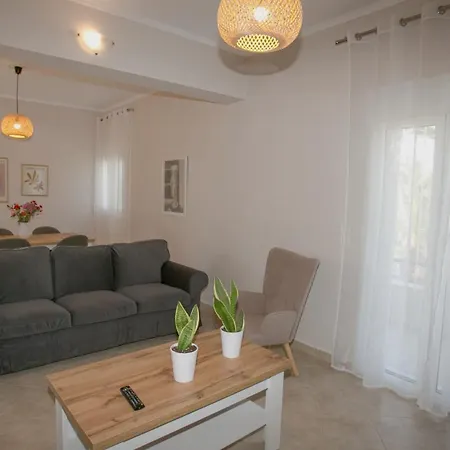 Little Village Apartment *